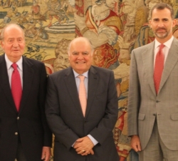 Su Majestad el Rey acompañado por Su Alteza Real el Príncipe de Asturias junto al secretario general Iberoamericano, Enrique V. Iglesias